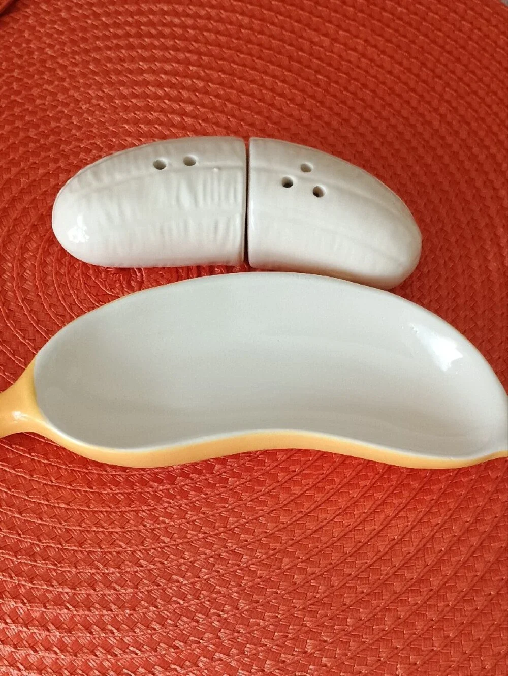 NWT Cracker Barrel Open Banana Salt & Pepper Shaker Set